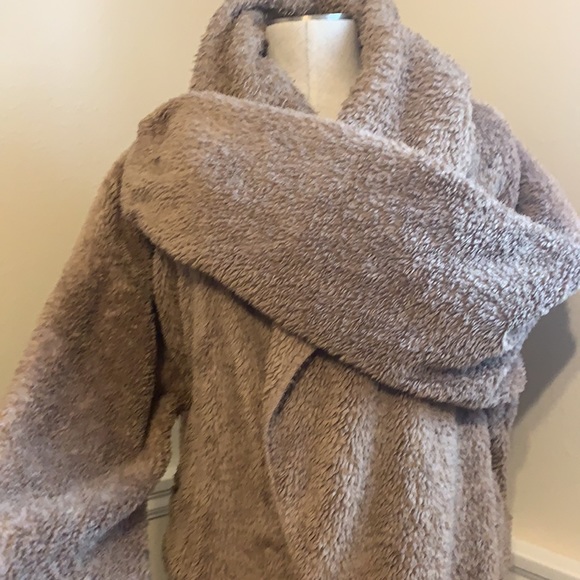 Favlux sweater. Size medium - Picture 4 of 5